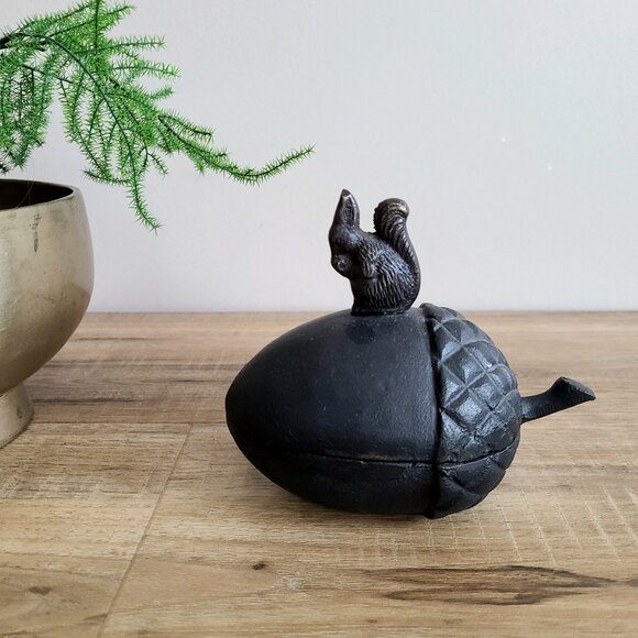 Cast iron squirrel on nut trinket dish with lid. - Picture 1 of 10